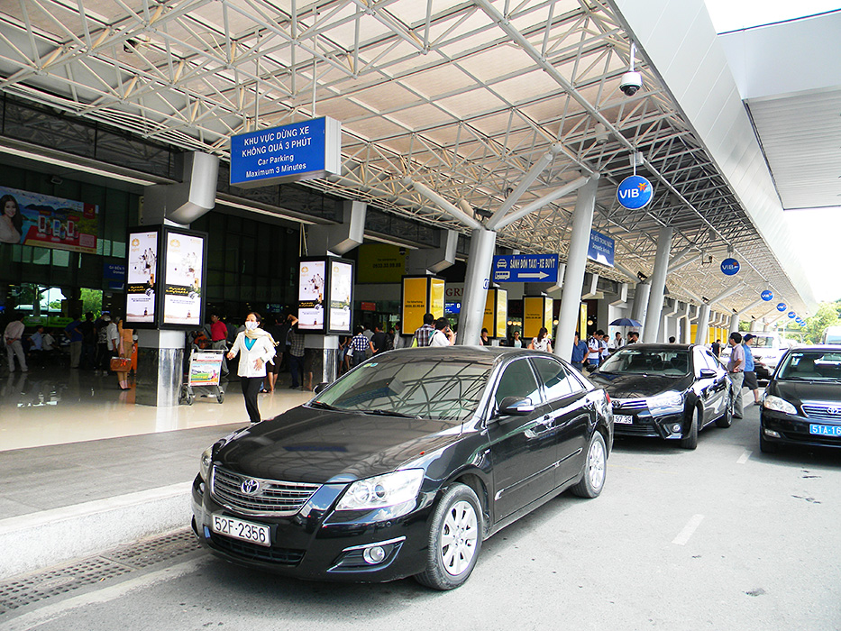 Rent a car to shuttle Tan Son Nhat airport at Mui Ne Car Rental